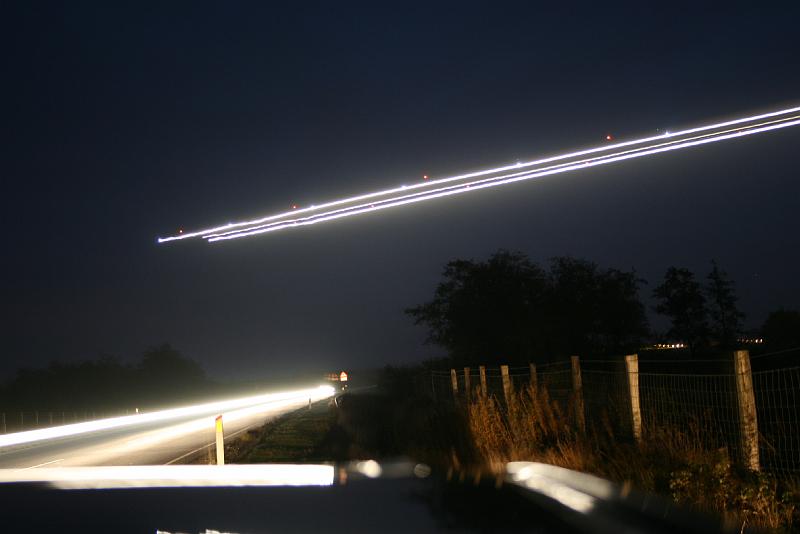 Landing and the light on airplane at night.jpg - Lidt lys i bevægelse. En MD lander på RW 27 i billund lufthavn. Light movements a MD is landing at RW 27 in Billund airport.